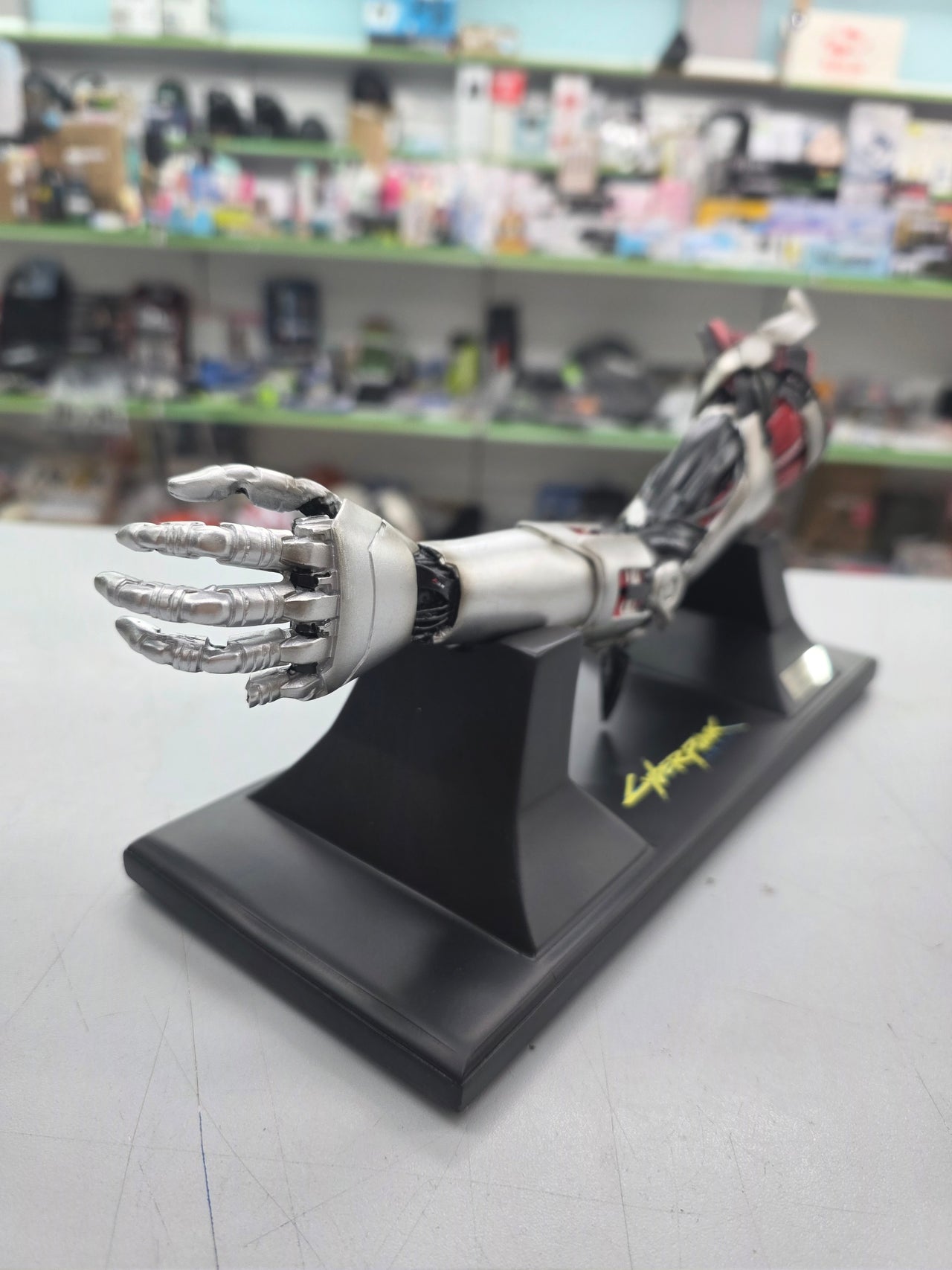 Brazo Johnny Silverhand Cyberpunk 2077 (30 cm)