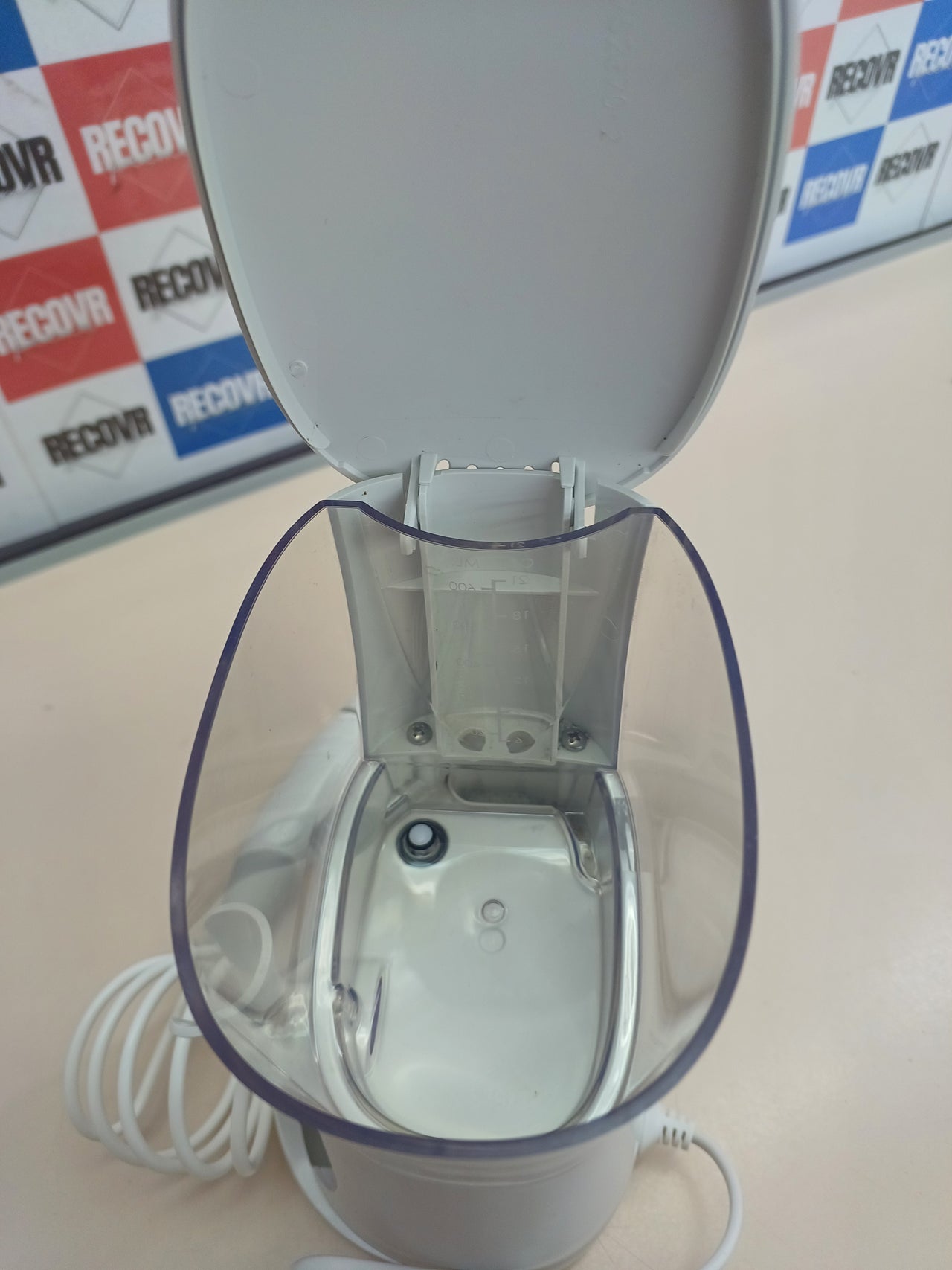 Irrigador dental Waterpik Ultra con 10 niveles y 7 boquillas.