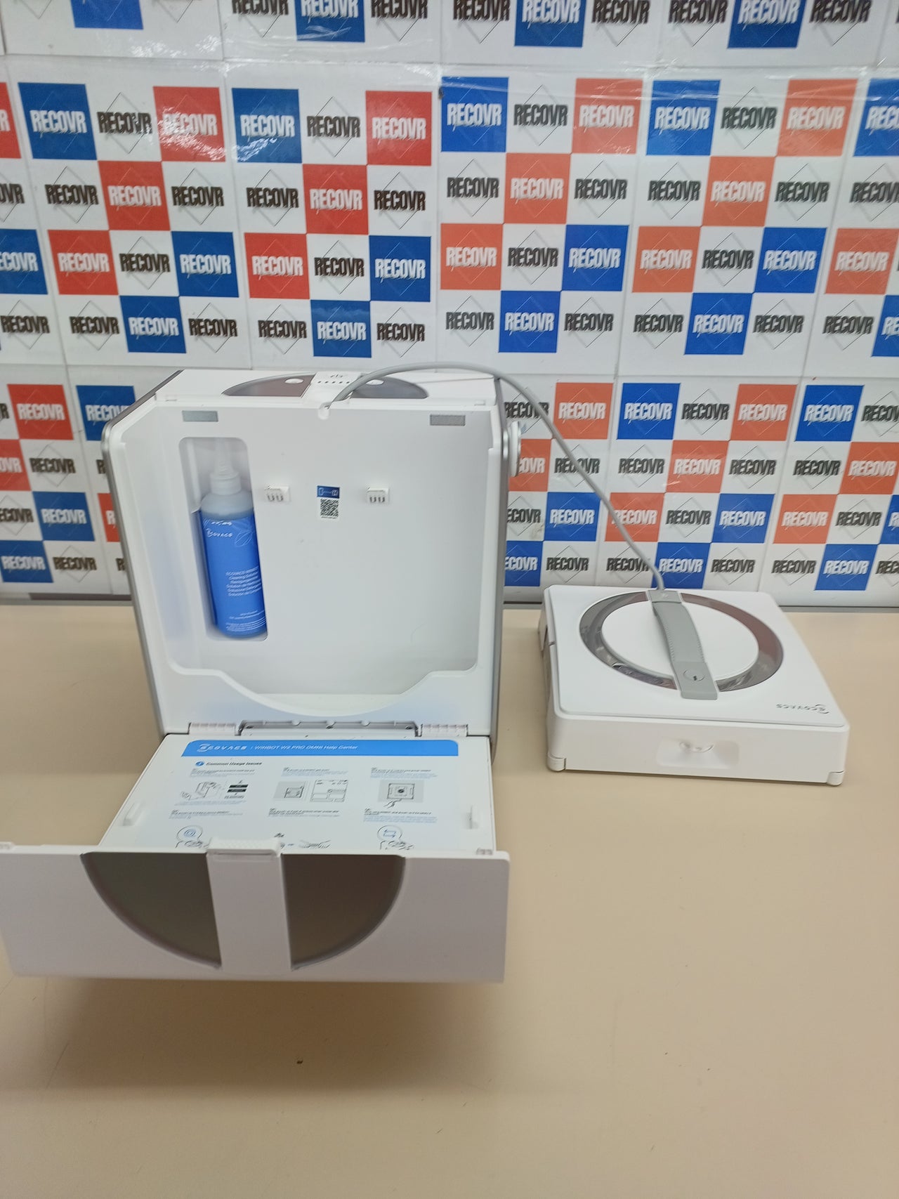 Robot limpiacristales con estación Omni y triple pulverizador – ECOVACS