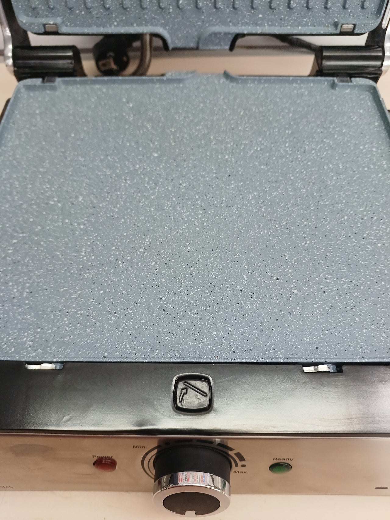 Parrilla eléctrica 2200W piedra Rockstone – Cecotec