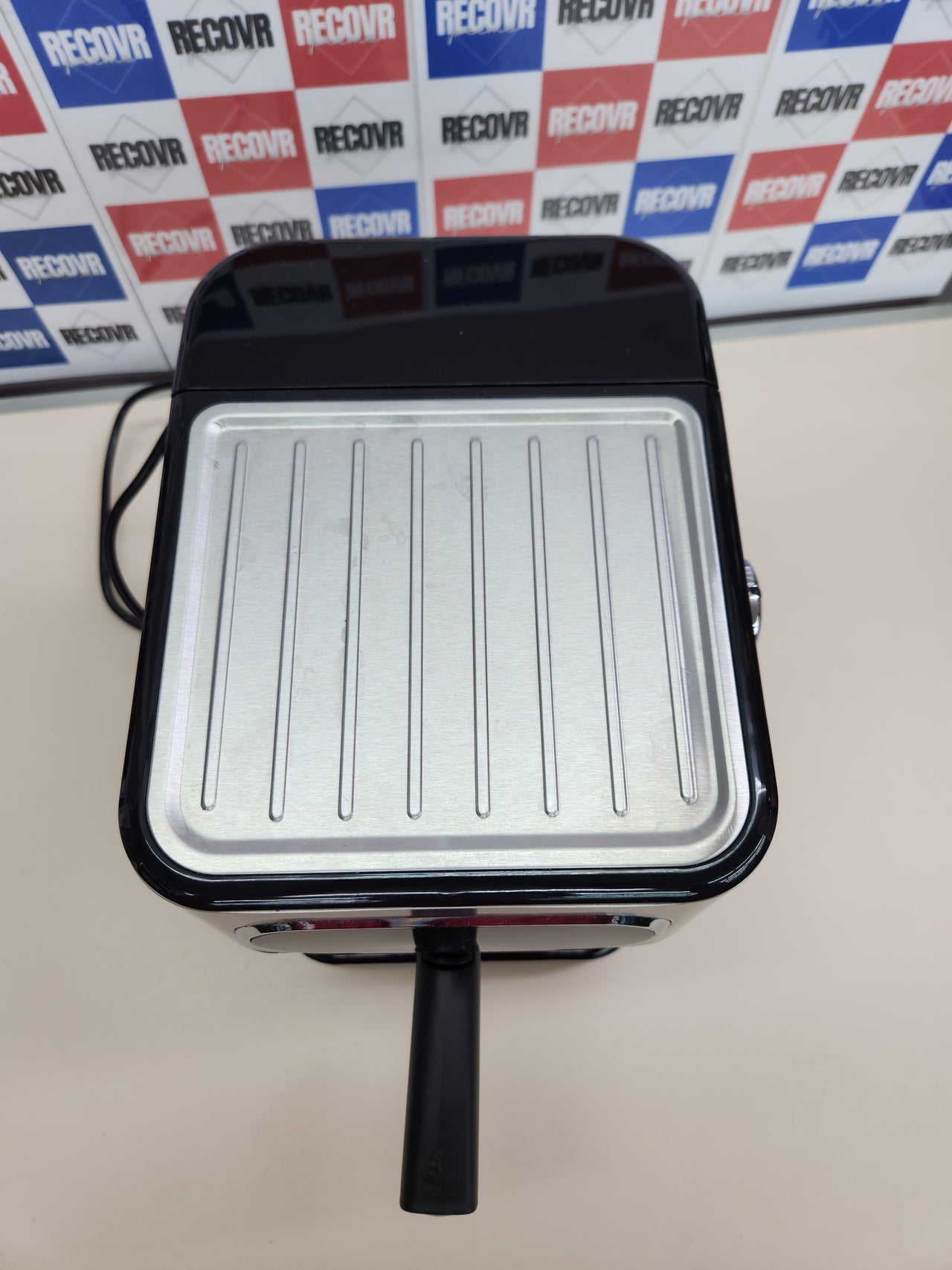 Hisense, HESCM15DBK Máquina espresso molida y compatible con ESE 44 mm, presión de 15 bar, pantalla táctil, 1100 W, plata, 27,4 x 30 x 27,2 cm