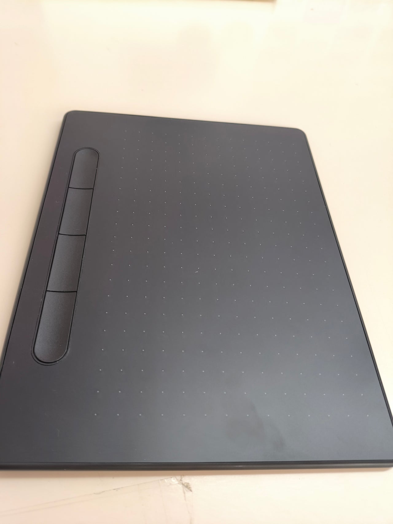 Wacom Intuos Medium, tableta gráfica, lápiz sensible, negra