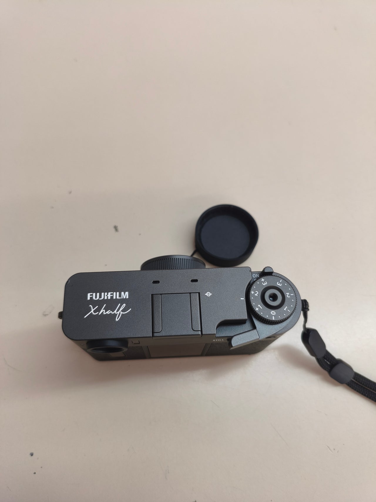 FUJIFILM X-HF1, cámara compacta, gris carbón