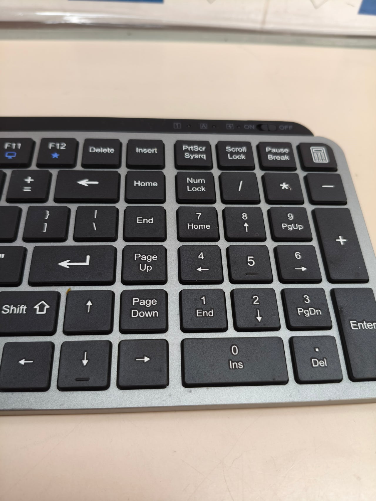 Teclado inalámbrico compacto con tecla AI