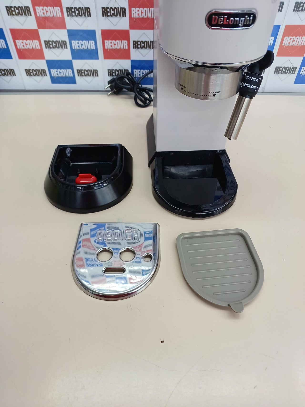Cafetera Espresso De’Longhi Dedica EC685.W