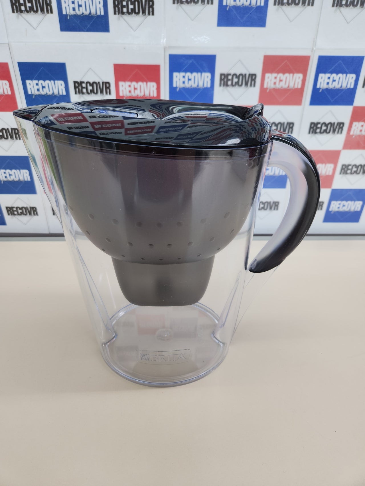 Jarra Filtro Agua2.4L Marella  jarra adaptable al frigorífico con LTI digital y tapa abatible que reduce cloro, cal e impurezas.BRITA