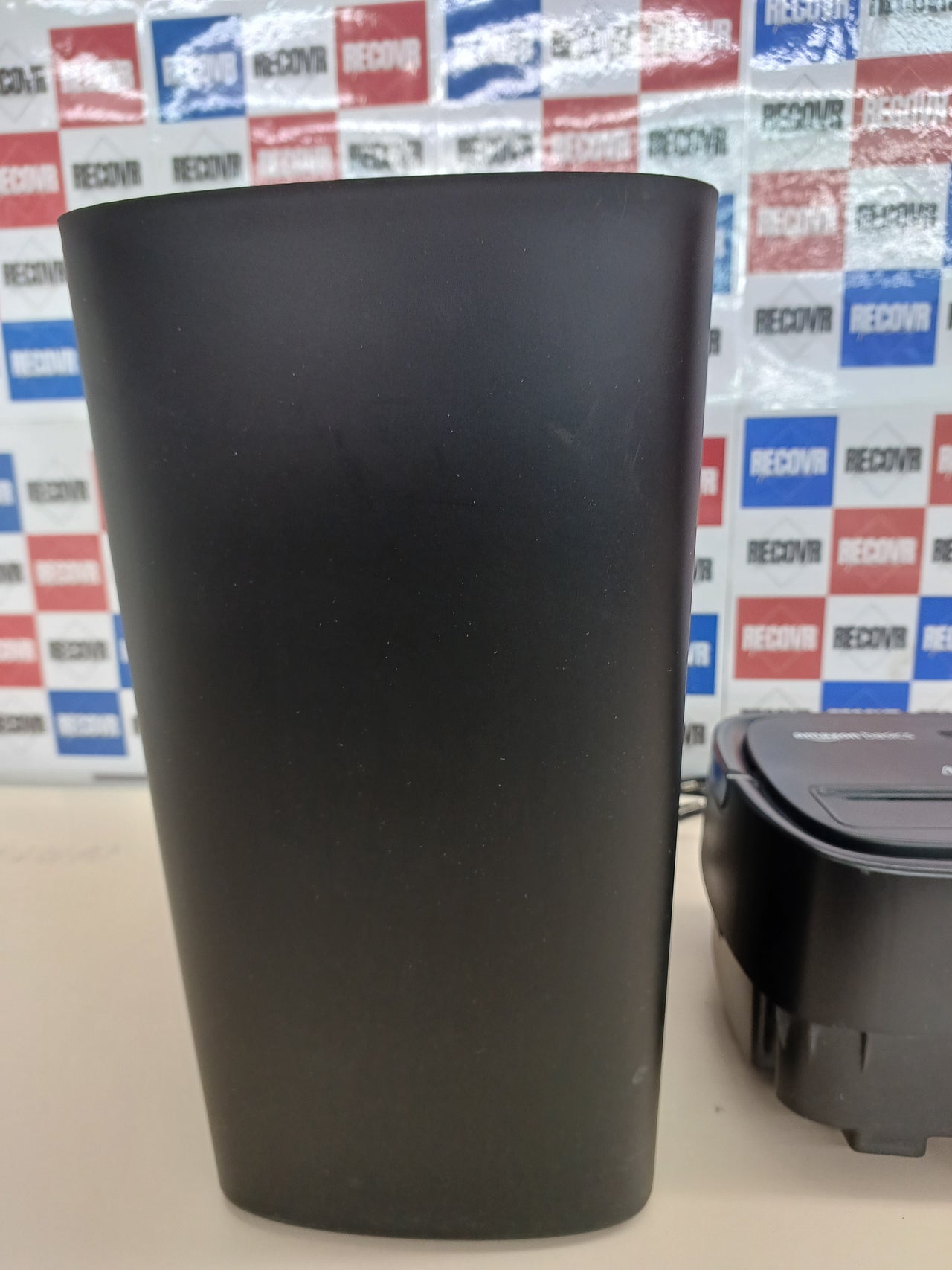 Amazon Basics Trituradora de corte cruzado con capacidad para 12 hojas (nuevlo modelo), para papel y tarjetas de crédito, Color Negro