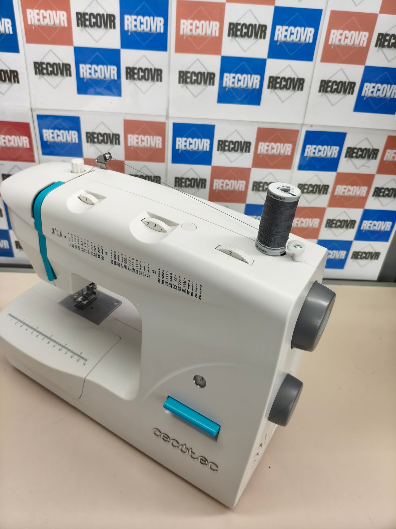 Máquina de coser Cecotec  66 puntadas con brazo libre y accesorios