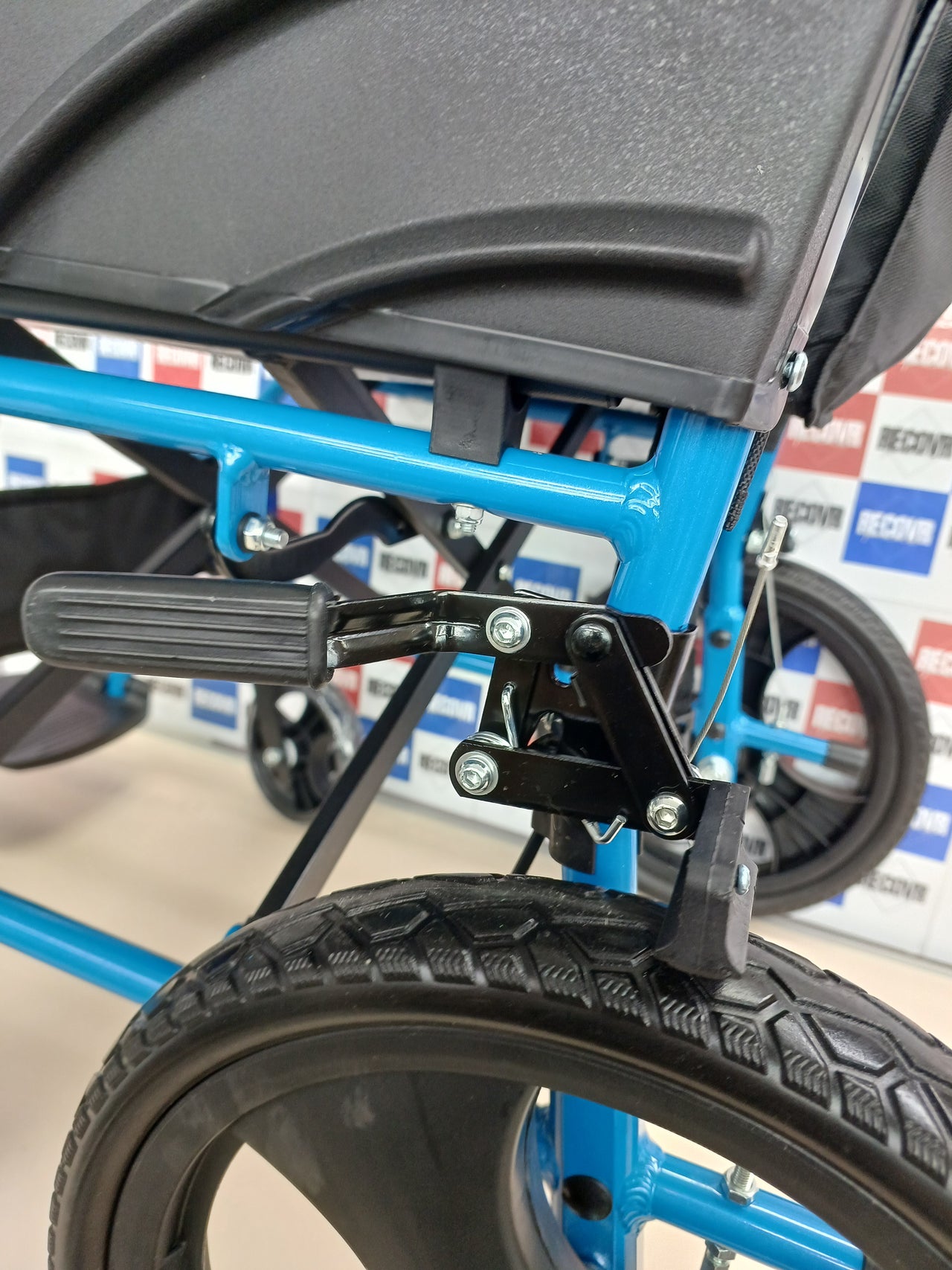 Mobiclinic, Modelo pirámide, Silla de ruedas ortopédica tránsito, Para minuválidos y ancianos, Plegable, Aluminio, Freno en manetas, Reposapiés, Reposabrazos, Ligera, Azul, Asiento 46 cm
