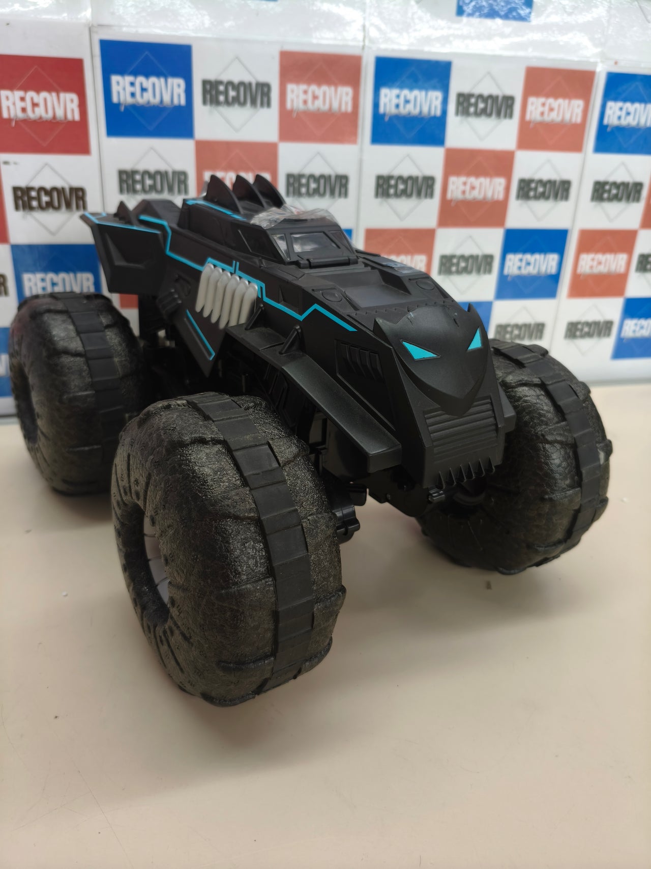 Batmóvil teledirigido RC 4x4 resistente al agua