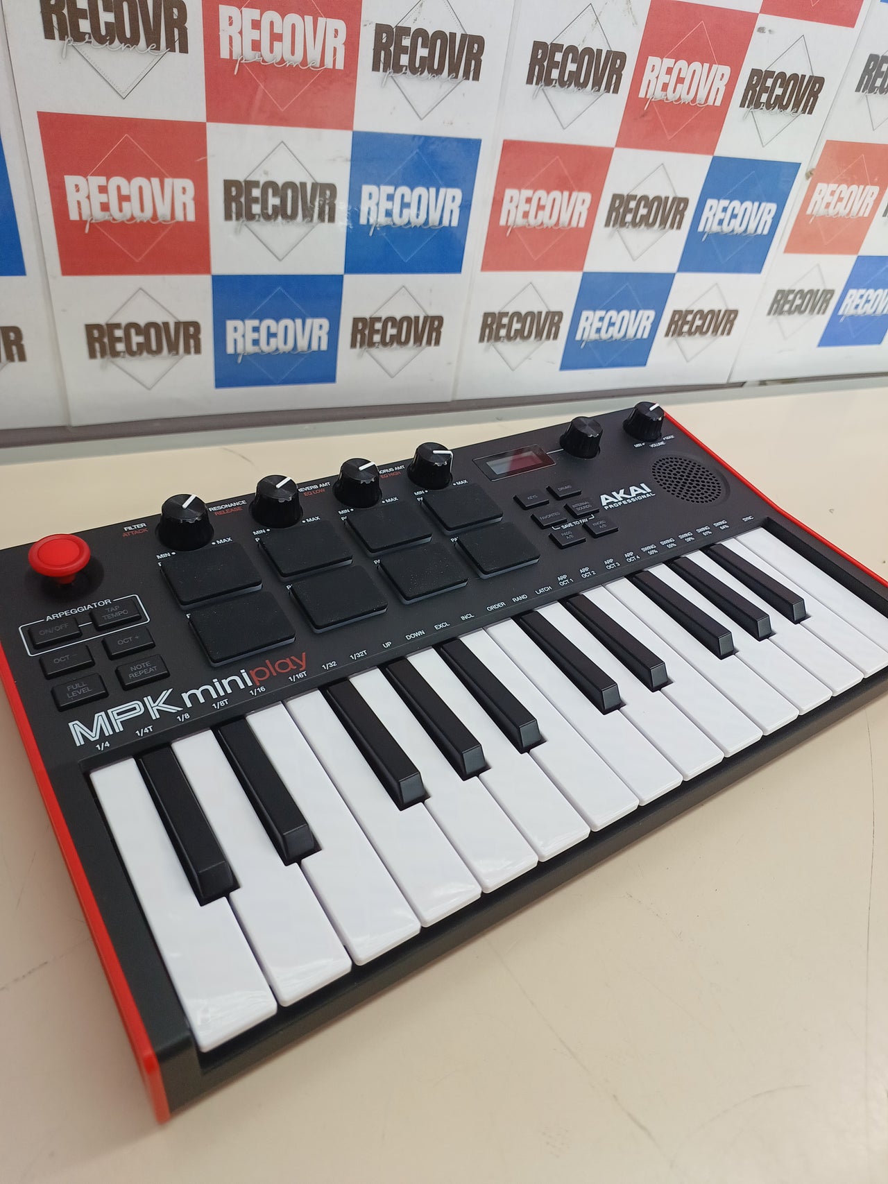 Controlador MIDI 25 teclas con altavoz y pads Akai MPK Mini Play MK3