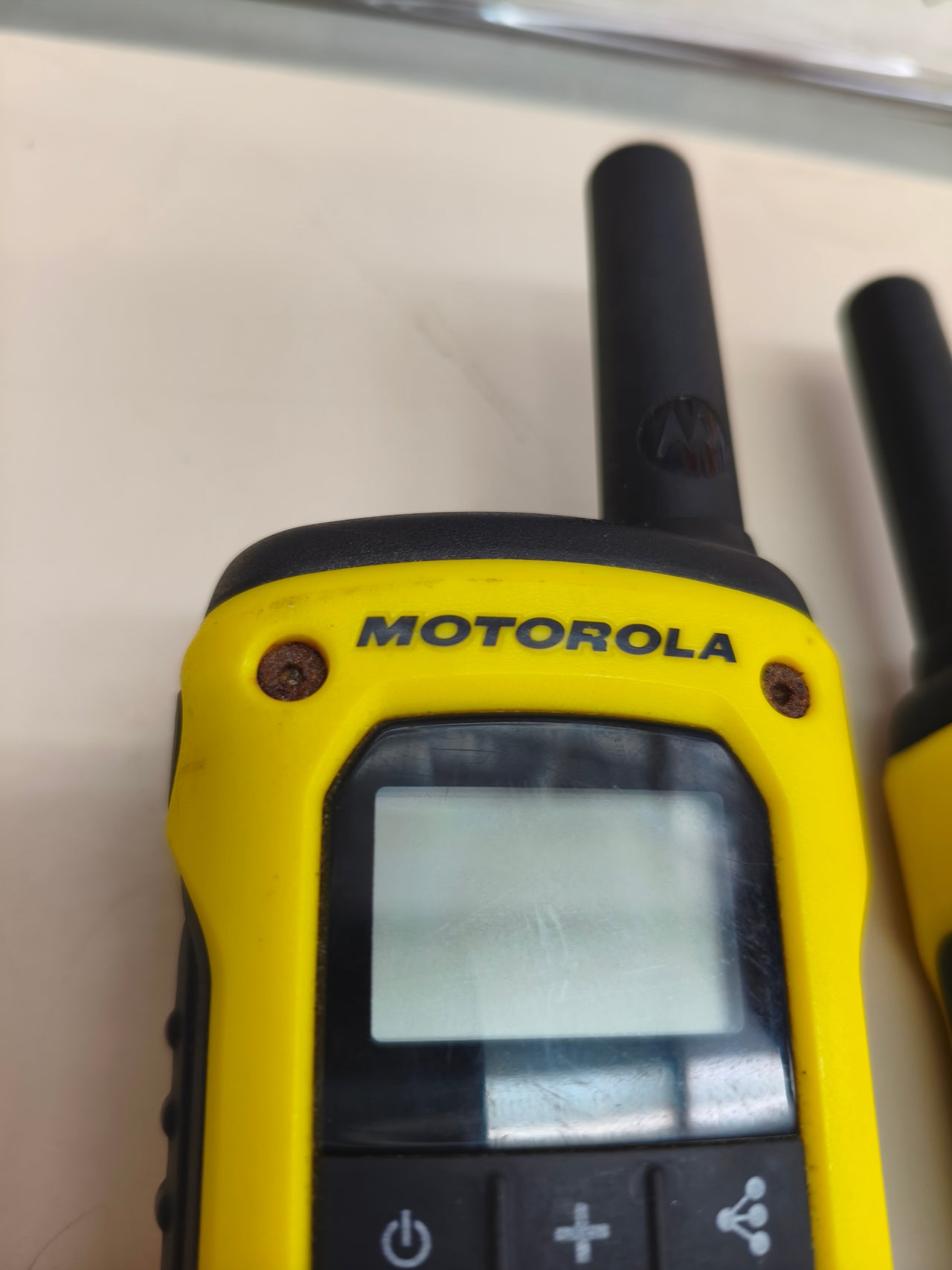 Motorola TALKABOUT T92, 2 walkie-talkies PMR446, IP67, negro/amarillo