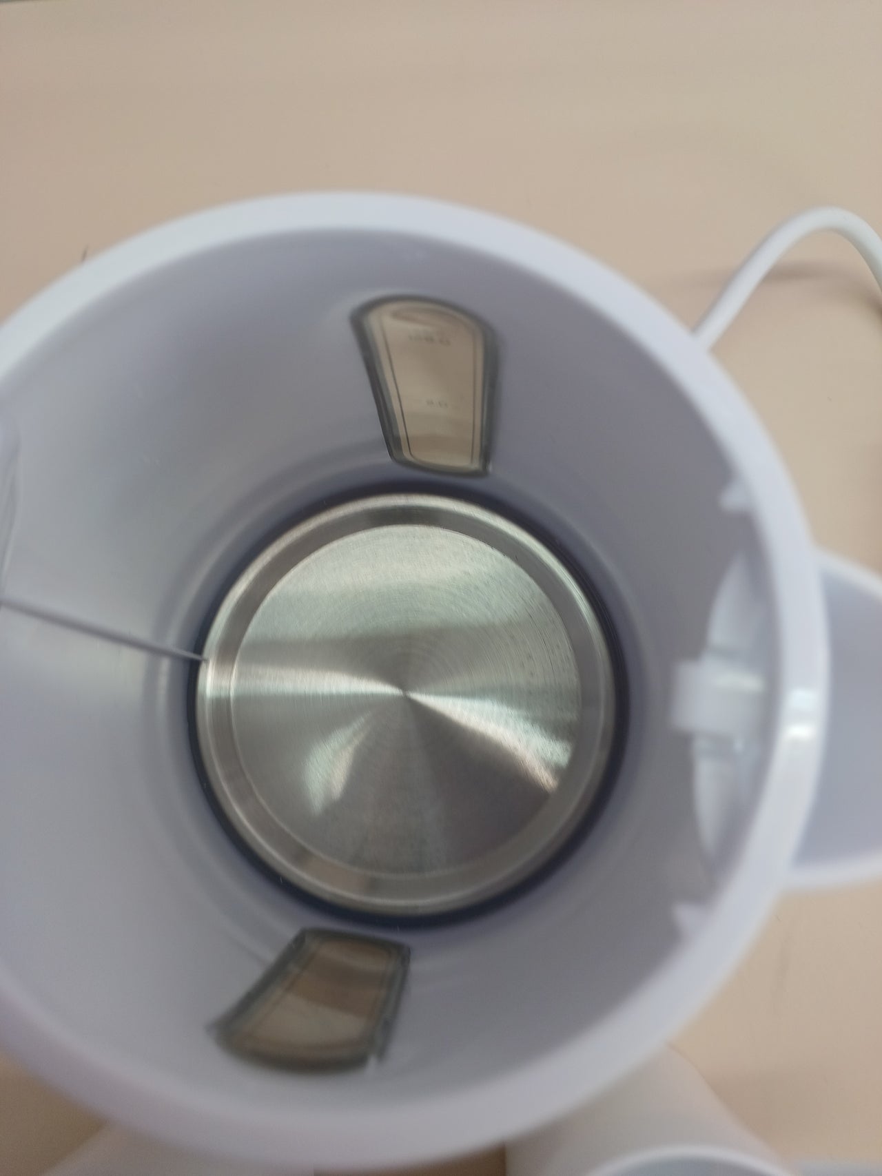 Hervidor Agua Eléctrico Travel  0,85 litros, 1000 W, Hervidor Viaje, 2 Tazas y Cucharas, Filtro Extraíble, Indicador Nivel Agua, Plástico, Russell Hobbs.