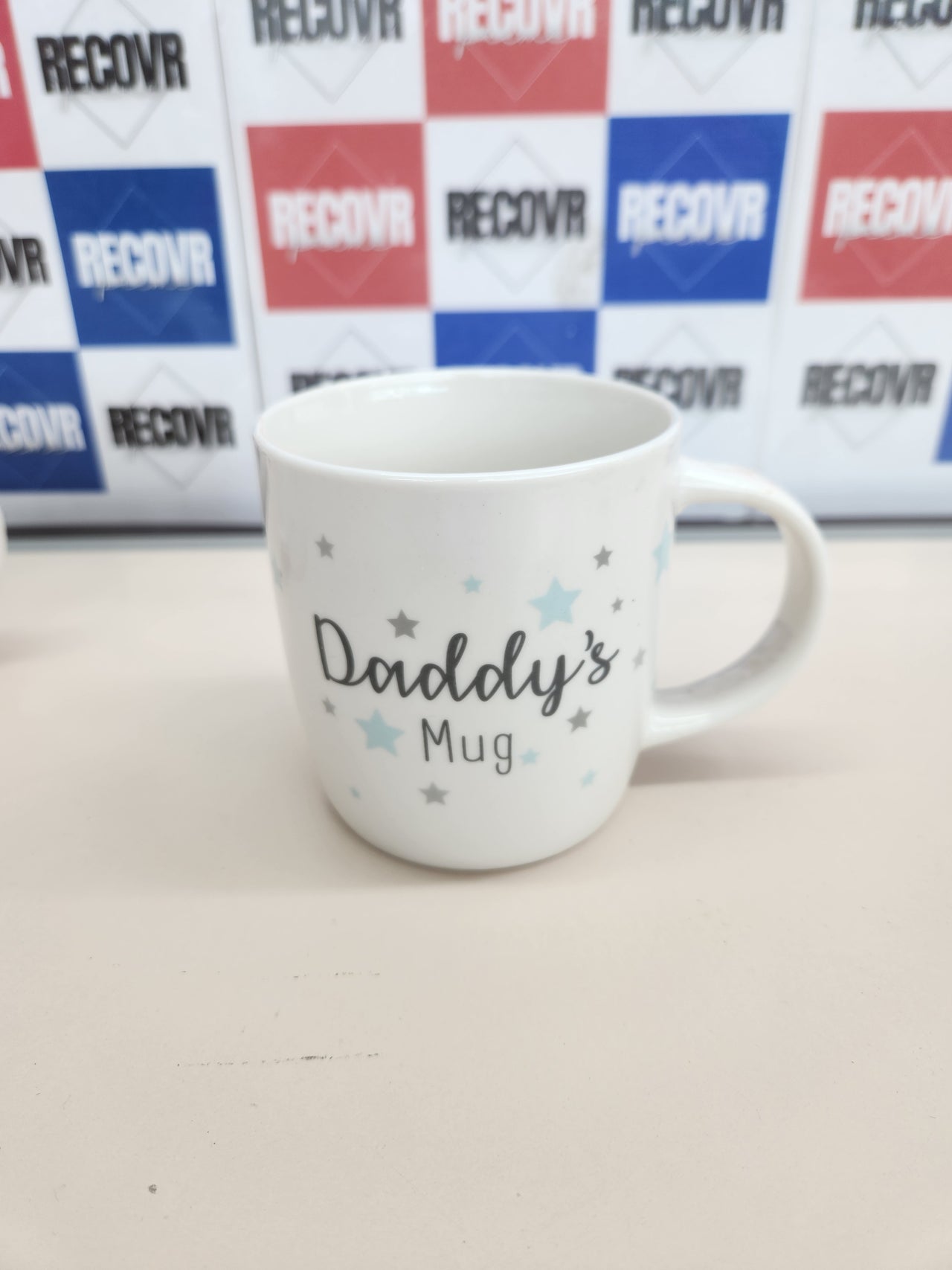 Juego de 2 tazas con texto en inglés "New Parents", regalo para mamá y papá, regalo para mamá y papá, regalo para mamá y Navidad, incluye moneda de decisión para padres (mamá y papá)