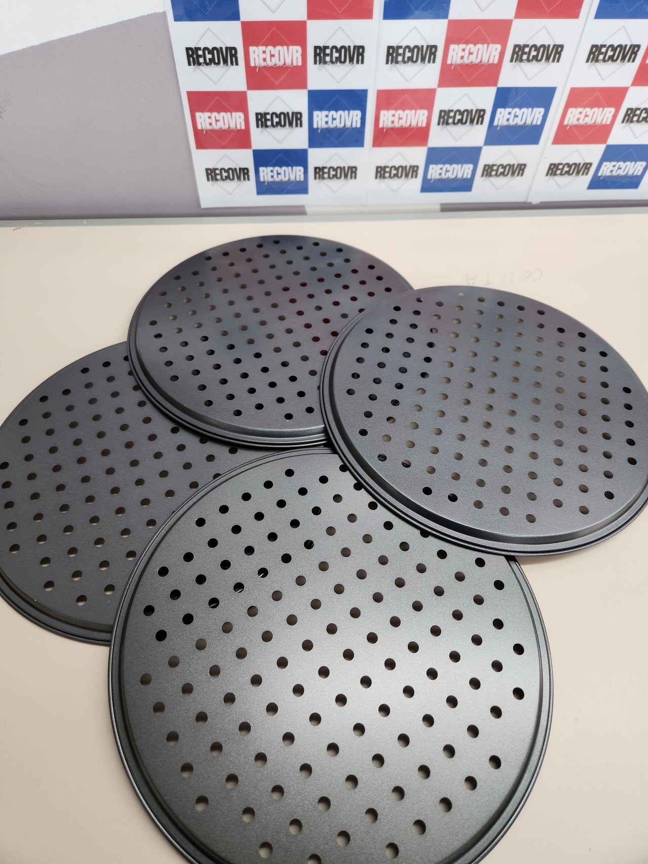 Set 4 Bandejas Pizza, Redondas, Moldes Horno Perforados, Antiadherentes, ∅32 cm, Acero, Masa Casera, Antracita Relaxdays Knusper