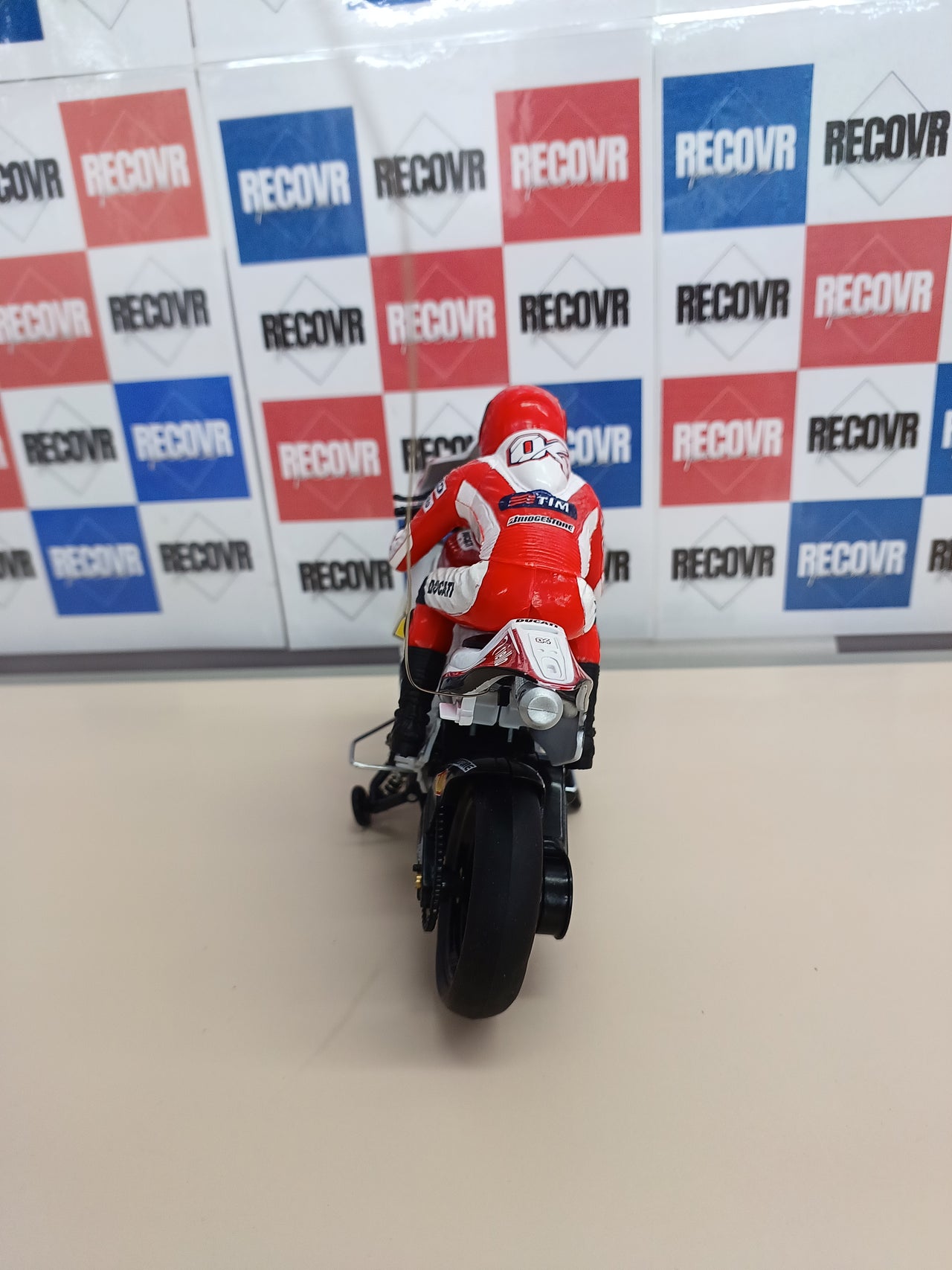 Motocicleta Ducati Desmosedici GP (Casey Stoner #4) – Moto radiocontrol a escala 1:9NewRay 88815