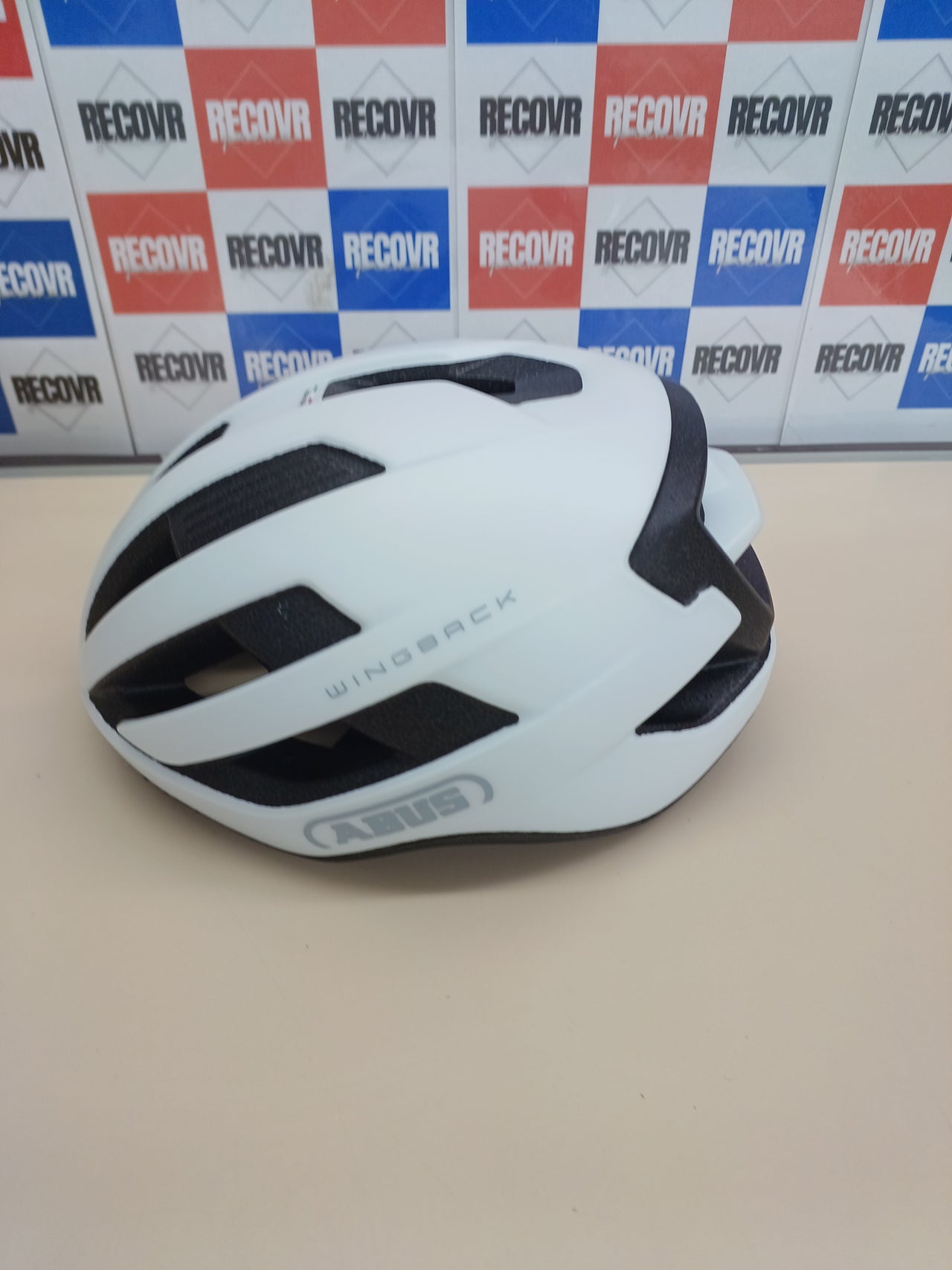 Casco ligero y versátil para ciclismo – Abus WingBack