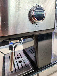 Thumbnail for Hisense, HESCM15DBK Máquina espresso molida y compatible con ESE 44 mm, presión de 15 bar, pantalla táctil, 1100 W, plata, 27,4 x 30 x 27,2 cm