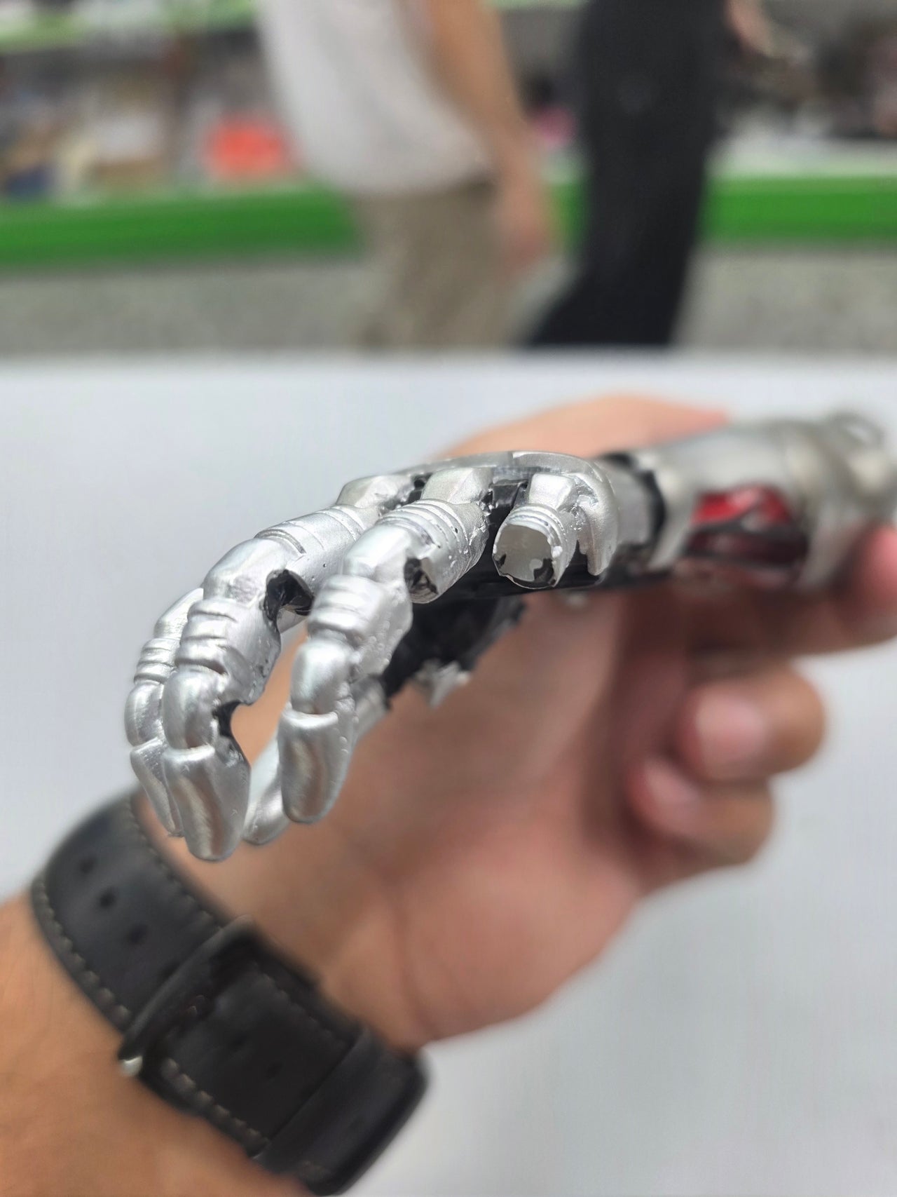 Brazo Johnny Silverhand Cyberpunk 2077 (30 cm)