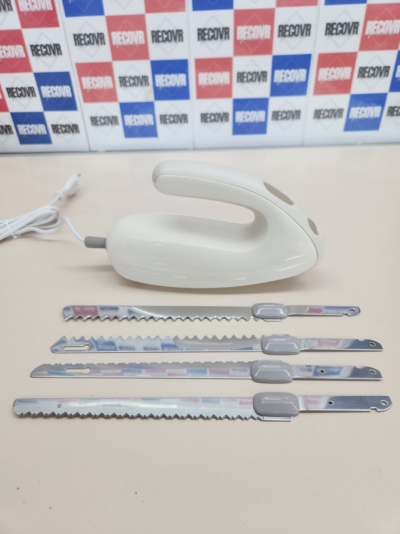 Cuchillo eléctrico 100W, con botón de eyección de las cuchillas, acero inoxidable, blanco Moulinex Secanto DJAC41
