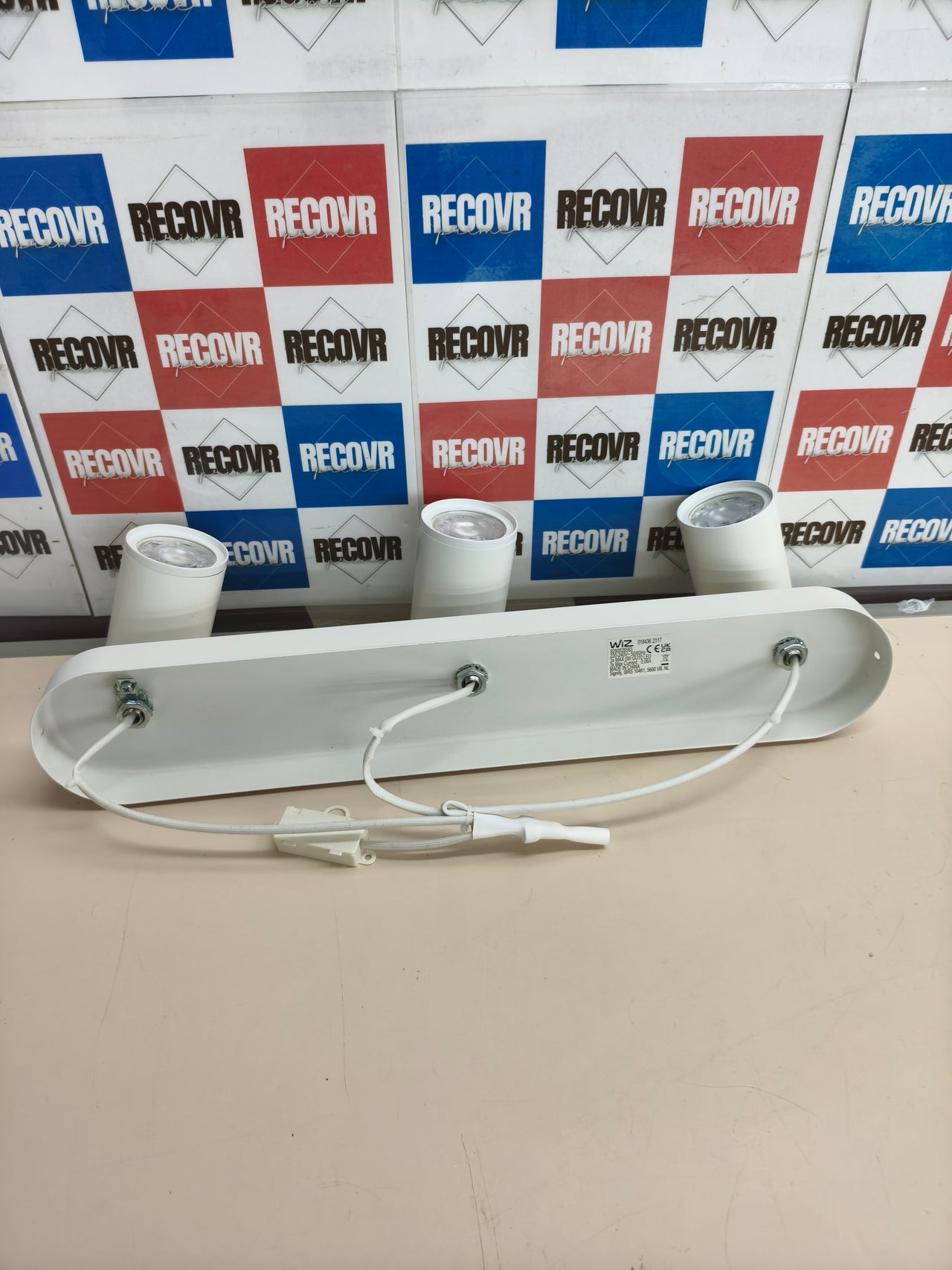 Lámpara inteligente WiZ Imageo con 3 focos LED blancos compatibles