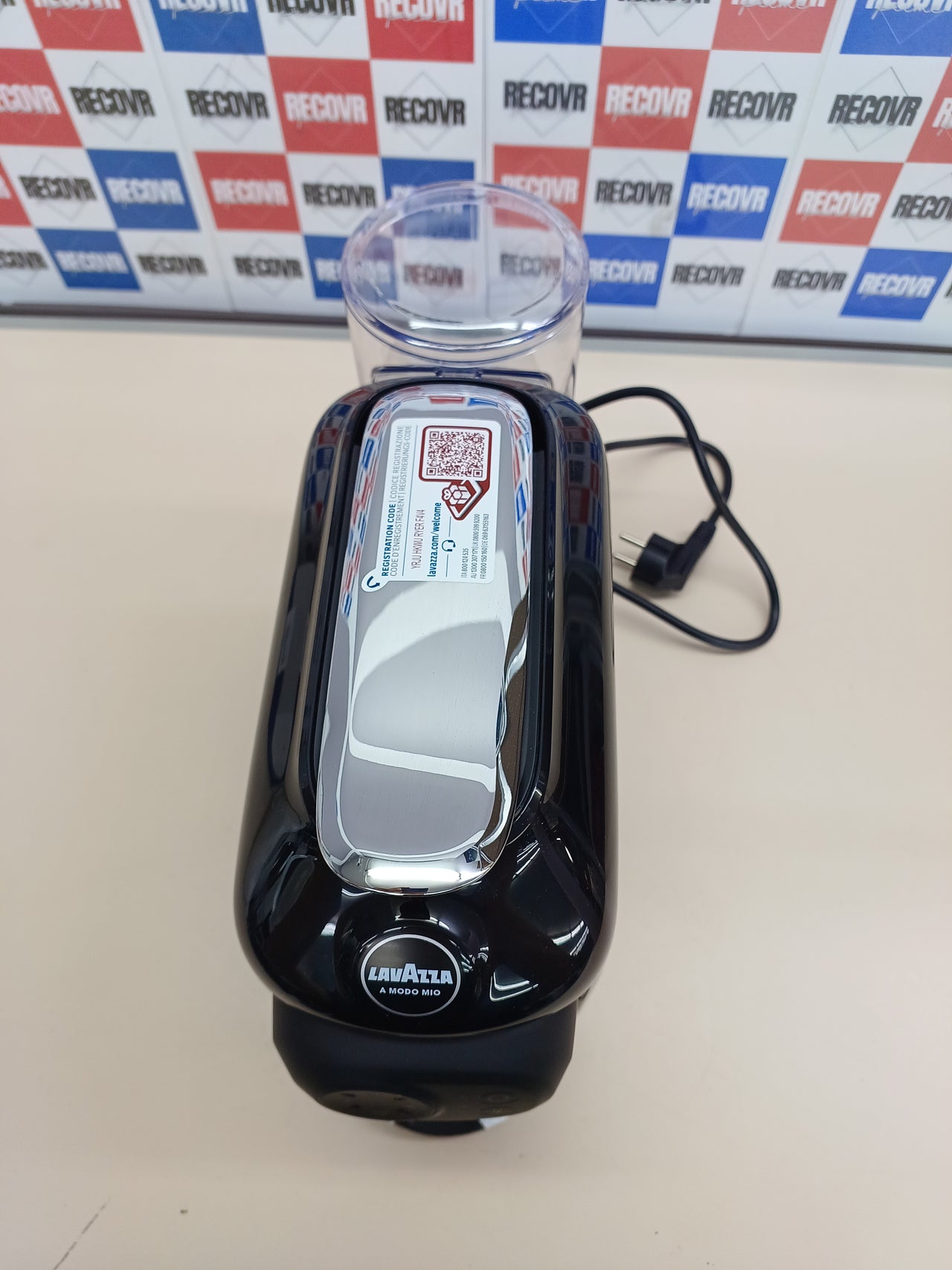Lavazza, A Modo Mio Macchina per Caffè Idola Nera con 64 Capsule A Modo Mio Assortite, Macchina per Espresso Compatta e Silenziosa, 1500 W, 220-240 V, 50/60 Hz, Capacità Max 1.1 Litri d'Acqua