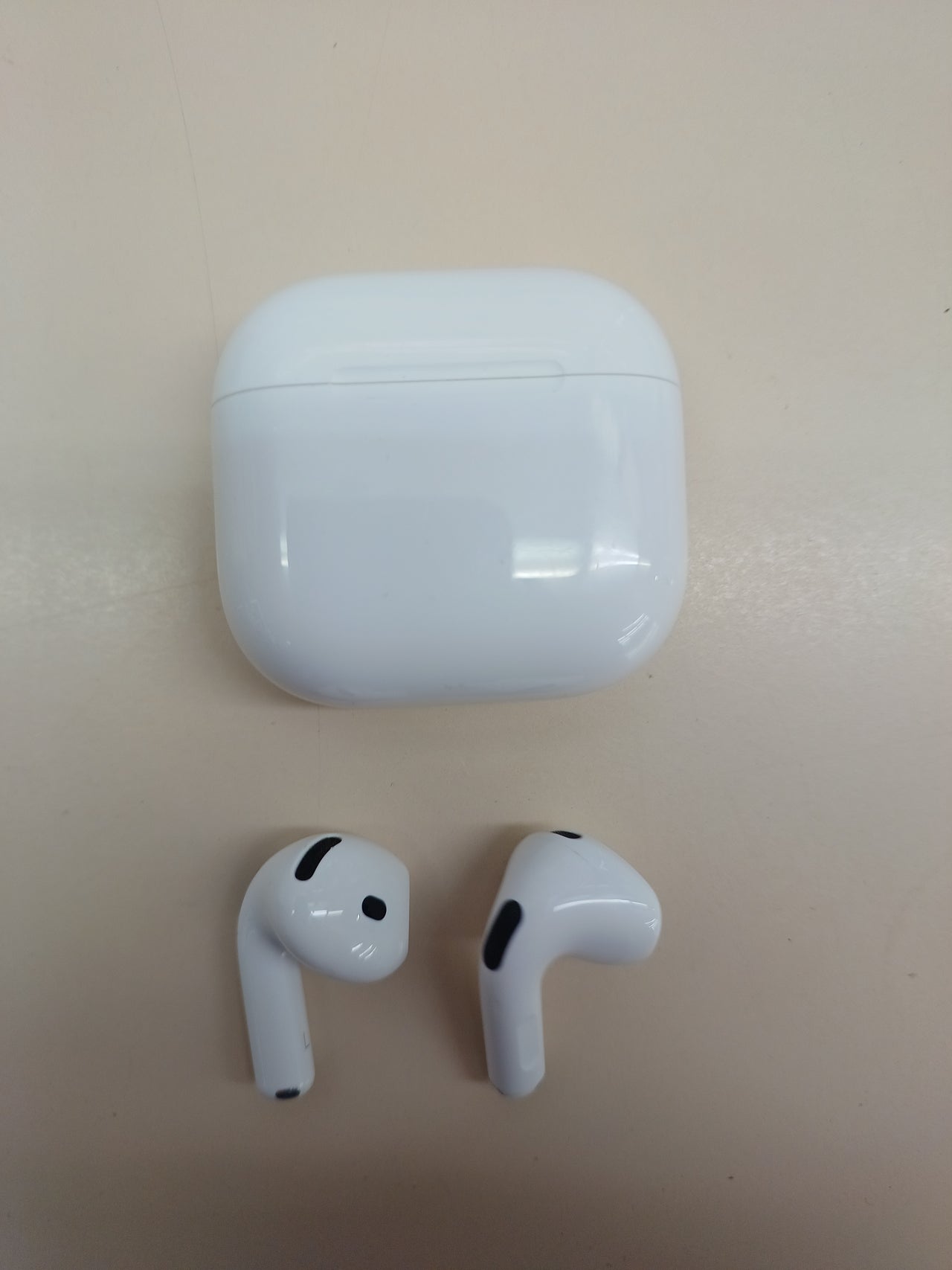 AirPods 4 con audio espacial y USB-C Apple