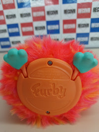 Furby Coral Juguete Interactivo con Control de Voz, para Niños a Partir de 6 Años, con 15 Accesorios de Moda – Versión en Italiano Hasbro