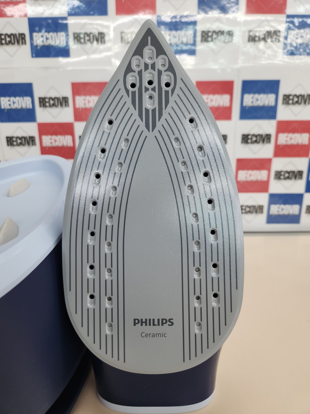 Centro planchado 2400W Serie 3000, vapor continuo 120 g/min, golpe de vapor 350 g, rápido y potente, vapor vertical, 1.4 l de depósito, suela de cerámica, Deep Azur (PSG3000/20) Philips
