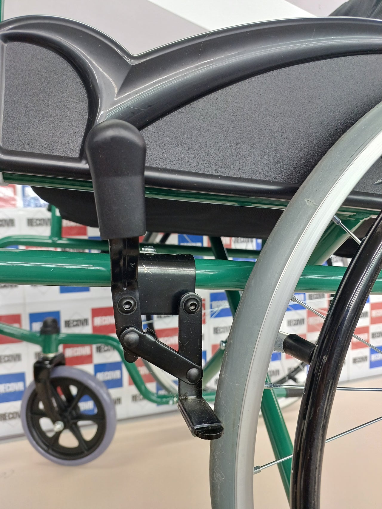 Mobiclinic®, Silla de ruedas, Autopropulsable, Plegable, Alcazaba, Asiento 46 cm, Sistema subebordillos, Reposabrazos acolchados, Reposapiés abatibles, Antipinchazos