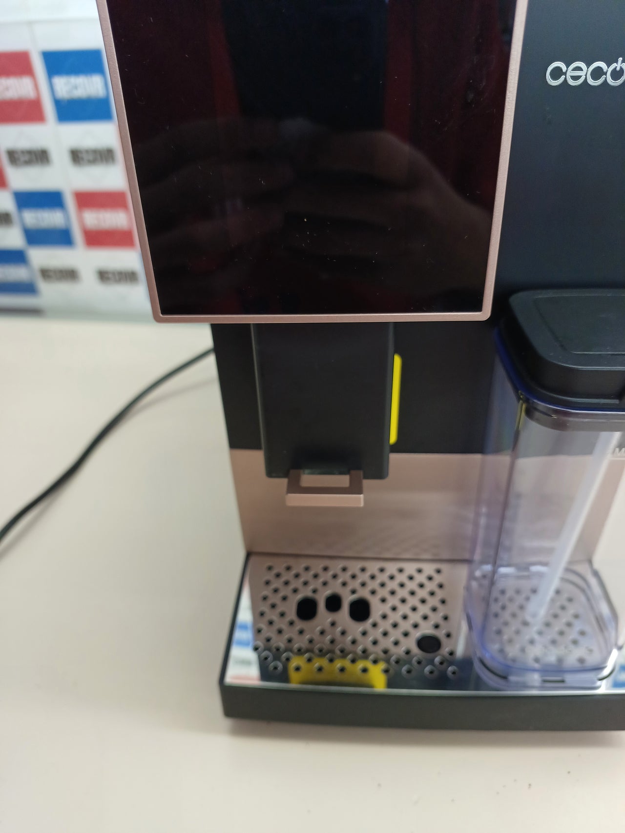 Cafetera superautomática WiFi 19 bares con molinillo y leche - Cecotec