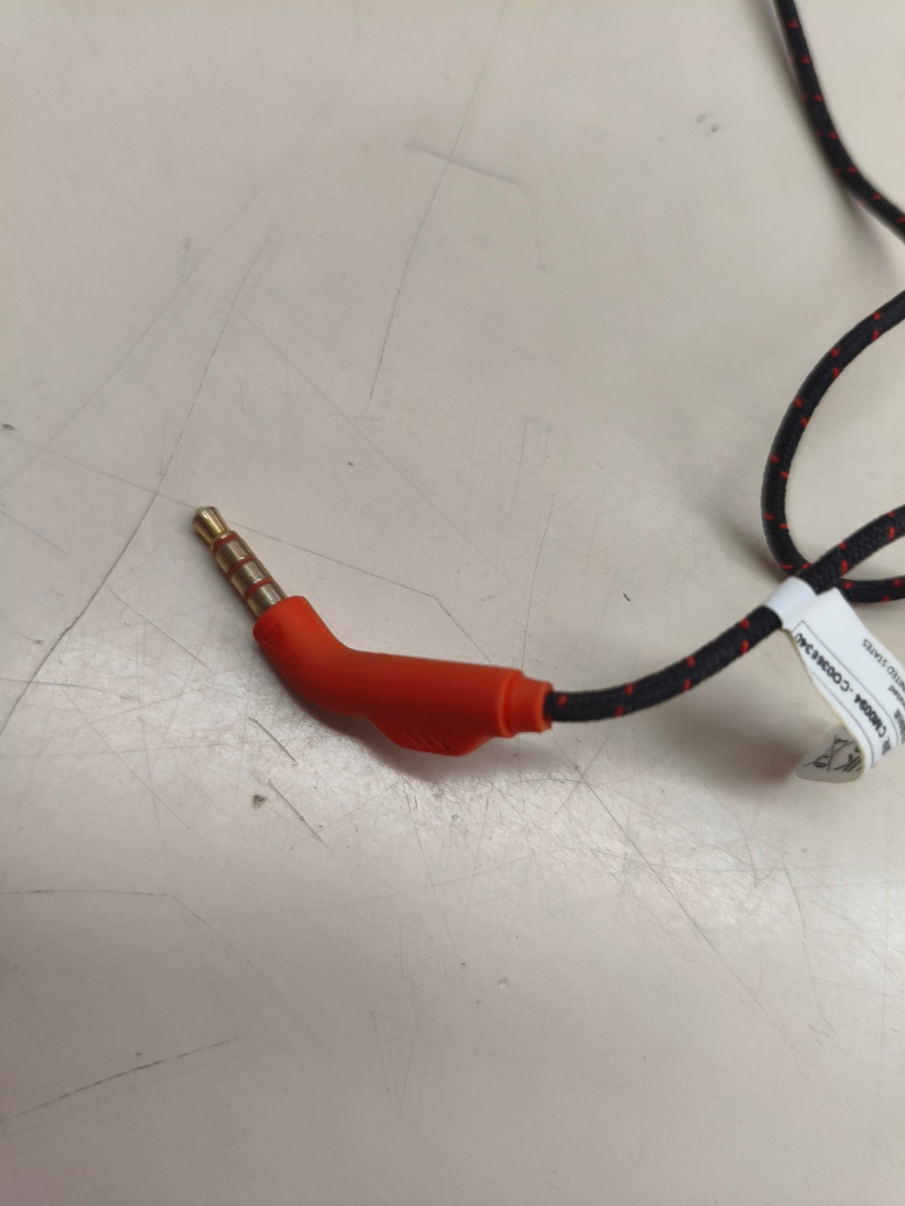 Auriculares gaming intraaurales con micrófono.