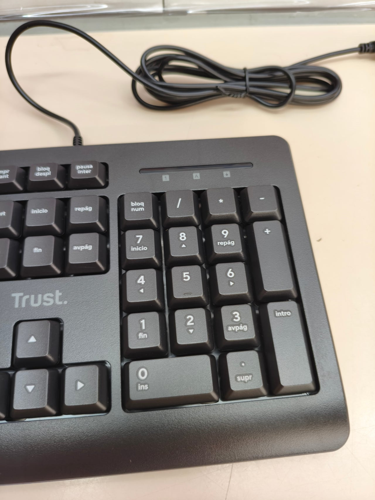 Teclado con cable Trust Taro, QWERTY español, negro