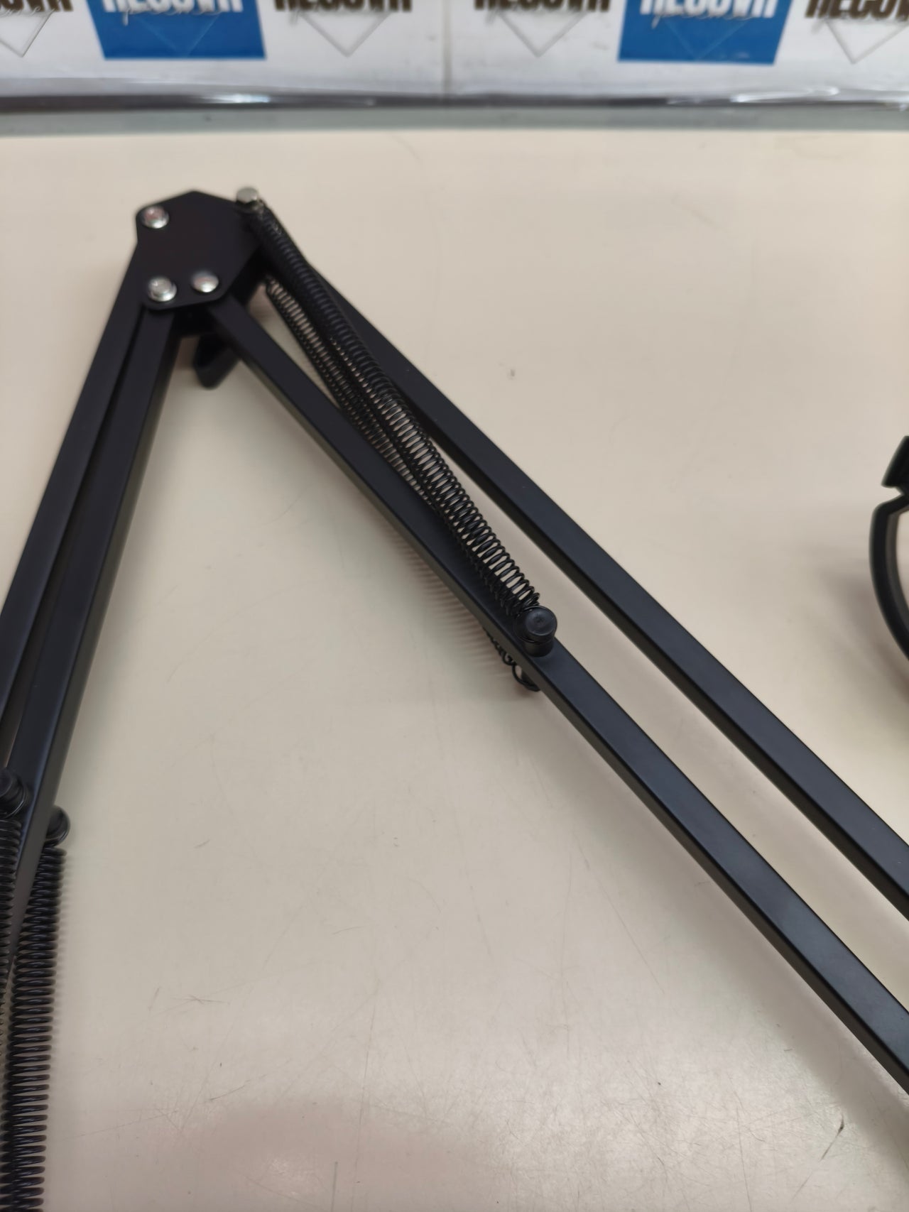 Brazo de micrófono plegable con soporte antivibración y pinza