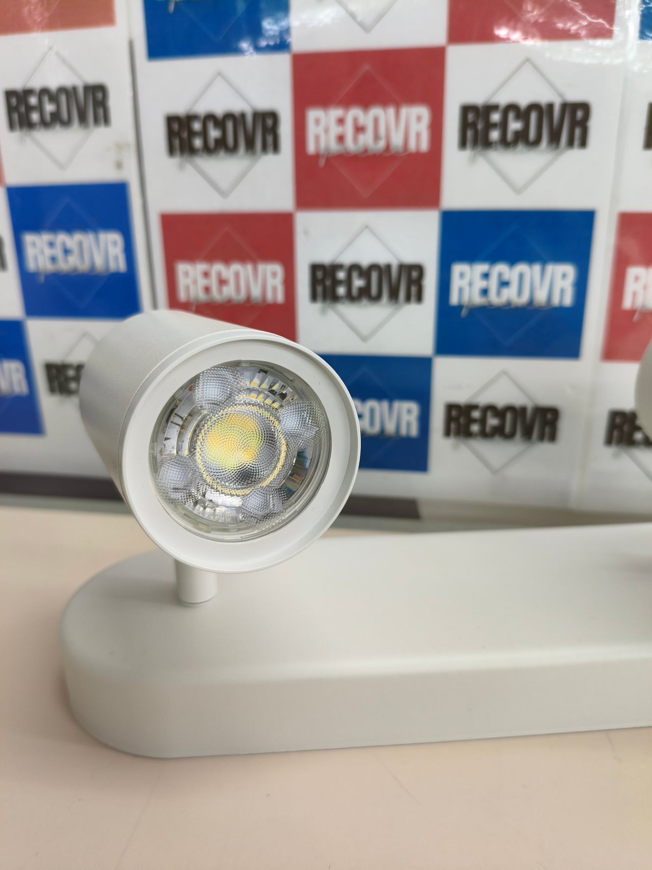 Lámpara inteligente WiZ Imageo con 3 focos LED blancos compatibles