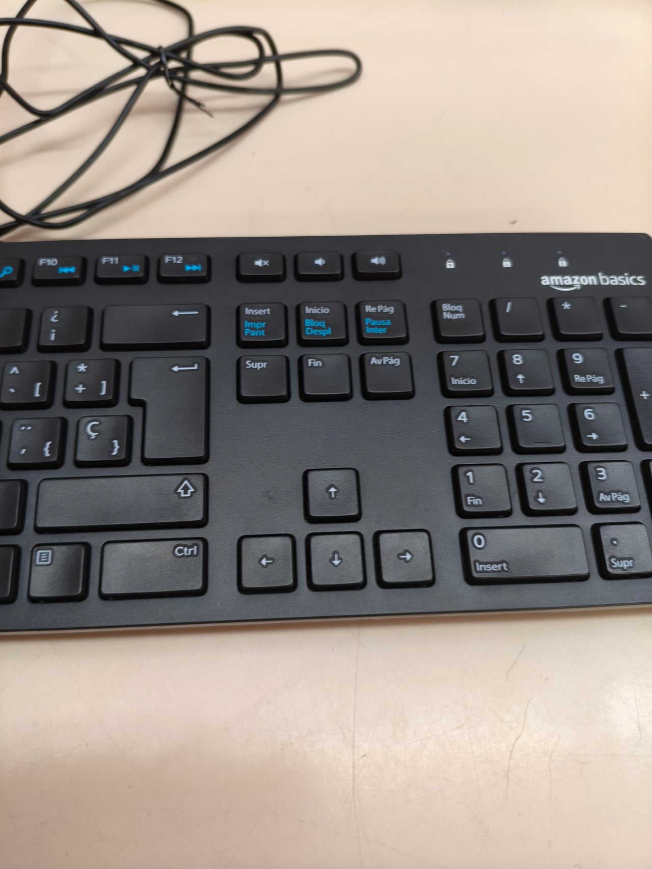 Teclado Amazon Basics compatible con PC y Mac