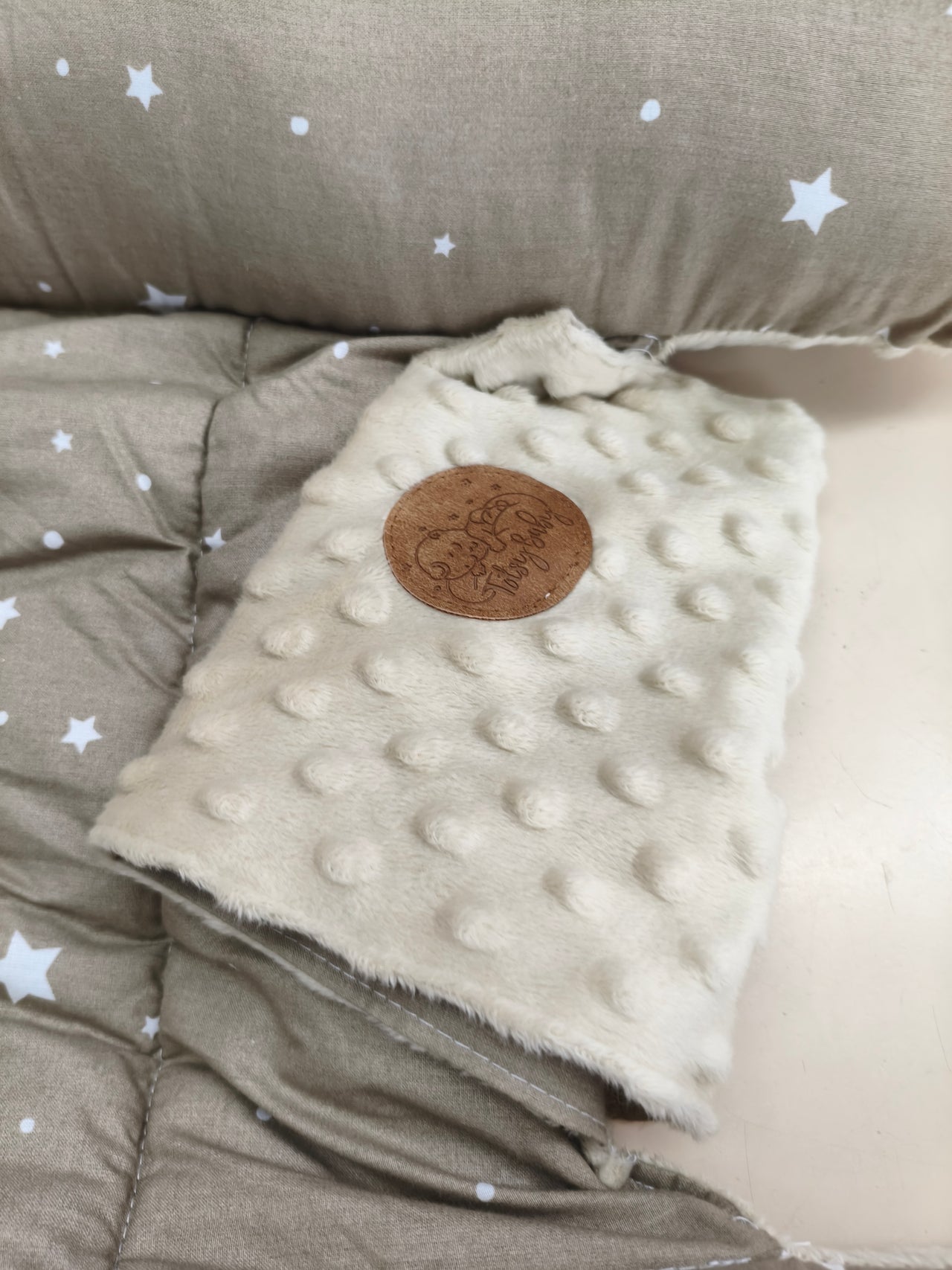 Nido para bebé Totsy Baby 90x50 cm reductor de cuna Minky Winter beige estrellas blancas